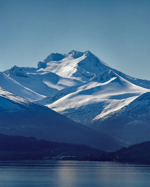 le maestose alpi sunnmøre in inverno, norvegia - fishing village nordic countries fjord foto e immagini stock