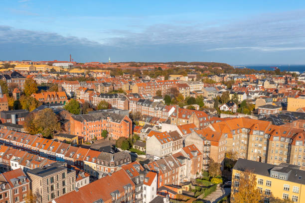 widok na aarhus, dania - cloud house blue danish culture zdjęcia i obrazy z banku zdjęć