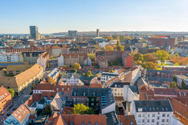 widok na aarhus, dania - cloud house blue danish culture zdjęcia i obrazy z banku zdjęć