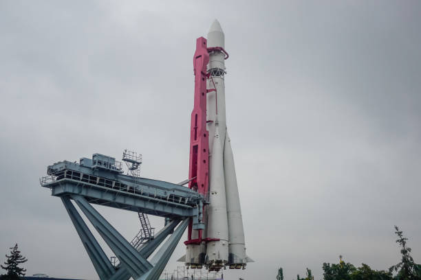 モスクワのvdnkh公園の宇宙ロケット - vdnh ストックフォトと画像