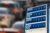 wagen-und-tankstelle-mit-teurem-kraftstoff.jpg?b=1&s=170x170&k=20&c=kUJh7jri3SeCe-Cr3yYUu7nppF-Id6DNNHEDuVn03mM=
