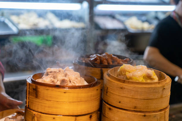 el humeante dim sum cantonés está en la cocina - bamboo brown cooking gourmet fotografías e imágenes de stock