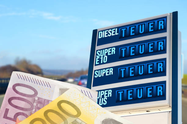 euro geldscheine, autobahn und tankstelle mit teurem kraftstoff - fuel pomp stock-fotos und bilder