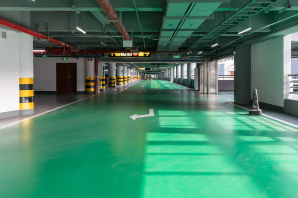 passage dans le parking souterrain - slot patinoire de hockey sur glace photos et images de collection