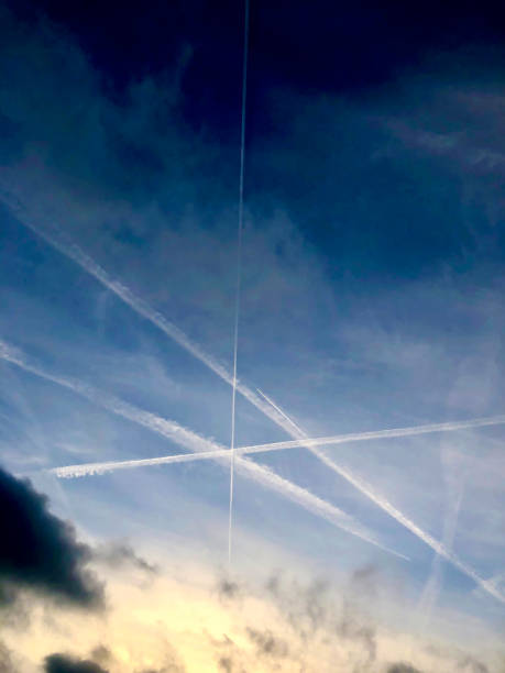 un triangolo a forma di scie di scie nel cielo serale. - vapor trail cirrus sky cloudscape foto e immagini stock