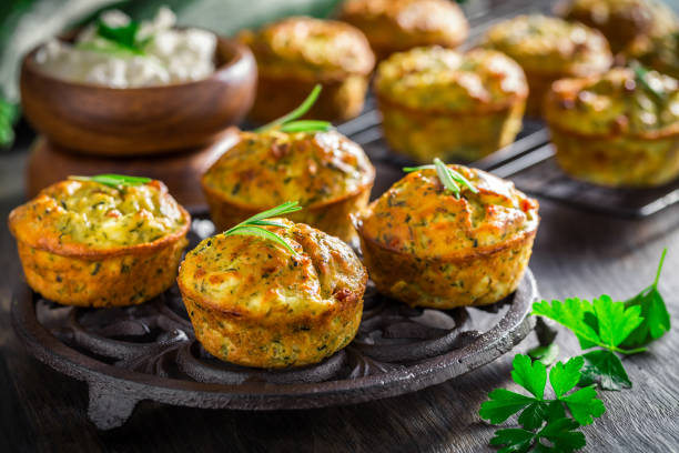 muffins de abobrinha caseiro com queijo feta, bolo salgado com ingredientes - comida salgada - fotografias e filmes do acervo