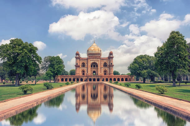 Architecture in New Delhi April 2018 - New Delhi - Safdarjung's Tomb in New Delhi, India delhi stock pictures, royalty-free photos & images