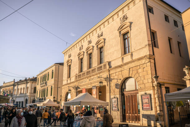 praça giuseppe garibaldi em rovigo uma cidade histórica italiana - rovigo - fotografias e filmes do acervo