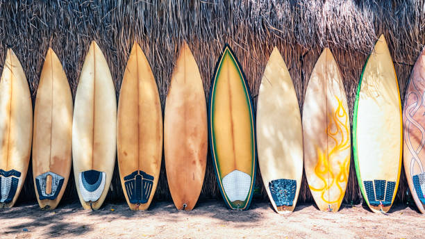 surfboard ready to use in thailand - arrebentação imagens e fotografias de stock