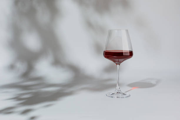 白い背景に隔離されたガラスの中の赤ワイン、コピースペース - wineglass red wine wine liquid ストックフォトと画像