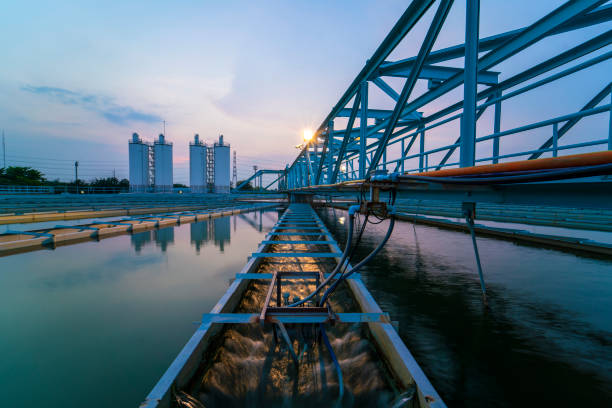 водоочистные станции с закатом - sewage treatment plant water sewage sewer стоковые фото и изображения