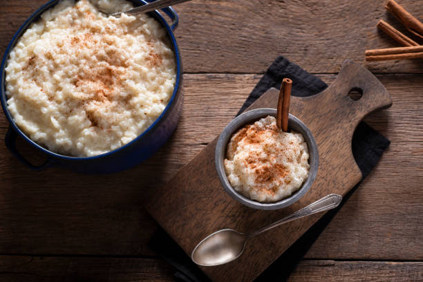 budino di riso - rice pudding foto e immagini stock