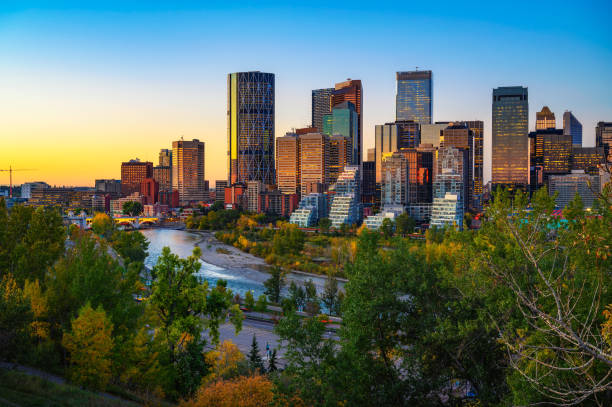 pôr do sol acima do horizonte da cidade de calgary com bow river, canadá - alberta - fotografias e filmes do acervo