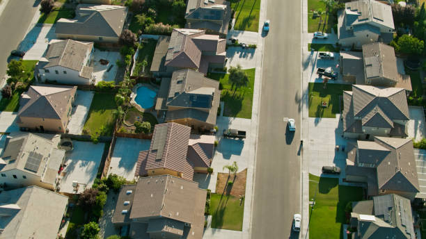 birds eye view of a suburban street - tract houses imagens e fotografias de stock