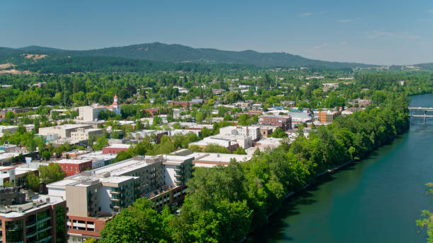 drone girato guardando attraverso il fiume willamette nel centro di corvallis, oregon - corvallis foto e immagini stock