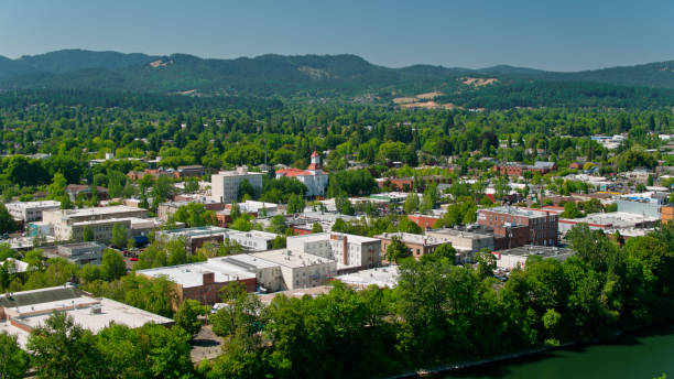 윌라멧 강을 가로질러 시내, 코발레스(corvallis)를 향한 공중 보기 - corvallis 뉴스 사진 이미지