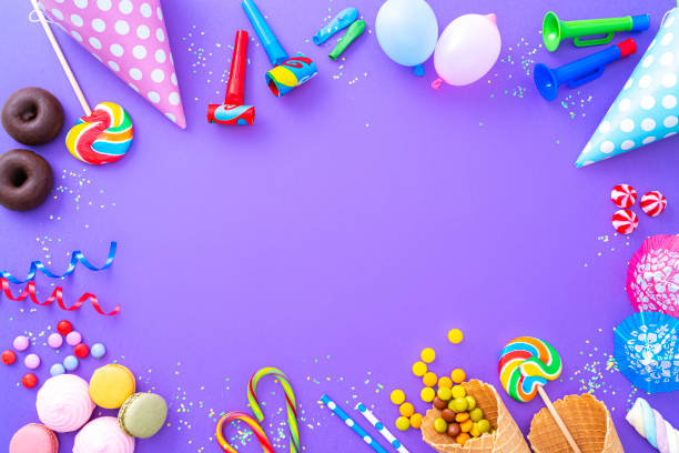 party- oder geburtstagsrahmen auf lila hintergrund - birthday favors stock-fotos und bilder