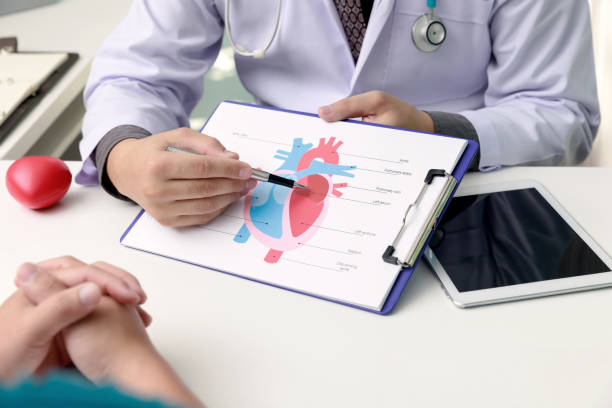 세부 사항 및 위험 작업에 대 한 환자에 게 심장을 설명 하는 의사. 의료 및 의료 개념. - cardiologist 뉴스 사진 이미지