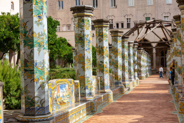 サンタキアラの美しい回廊, ナポリ, イタリア - santa chiara ストックフォトと画像