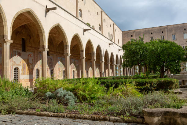 beautiful cloister of santa chiara, naples, italy - santa chiara imagens e fotografias de stock