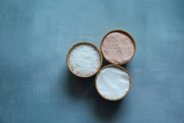 himalayan pink salt, fine salt and coarse salt in crystal stones . - salt crystal spoon food imagens e fotografias de stock