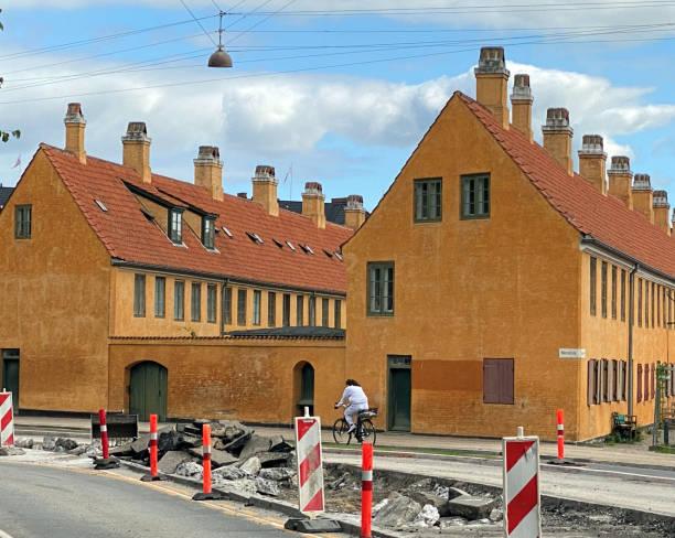 construção de estradas em nyboder, copenhague - apartment row house comfortable house - fotografias e filmes do acervo
