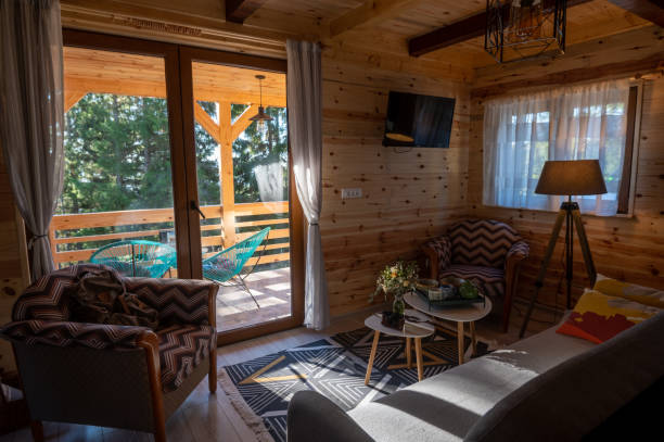 grazioso cottage luminoso nella natura - mountain chalet foto e immagini stock