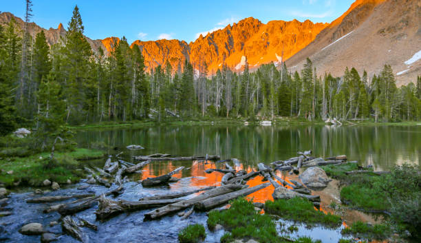 born lakes wysoko w white cloud wilderness area w pobliżu sun valley, idaho - white cloud mountains zdjęcia i obrazy z banku zdjęć