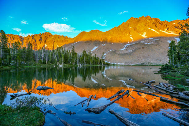 アイダホ州サンバレー近くのホワイトクラウド荒野地域で高く生まれた湖 - white cloud mountains ストックフォトと画像