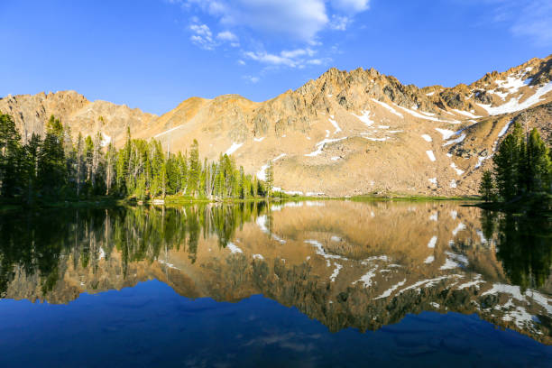 アイダホ州サンバレー近くのホワイトクラウド荒野地域で高く生まれた湖 - white cloud mountains ストックフォトと画像