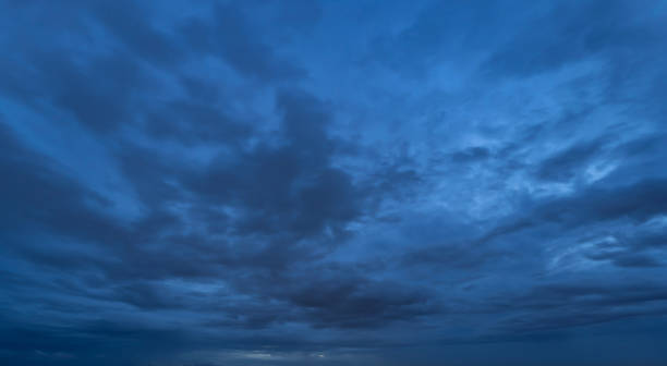 夜の雷雨と雨と劇的な濃い青の雲の空。抽象的な自然の風景の背景。 - night light ストックフォトと画像