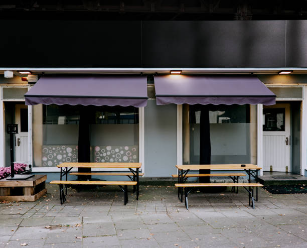 ristorante chiuso nella città urbana con tende da sole viola - sunblinds foto e immagini stock