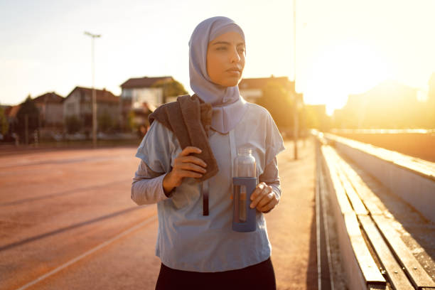 кавказская спортсменка исламской веры отдыхает после интенсивных тренировок - real people healthy lifestyle one person effort стоковые фото и изображения