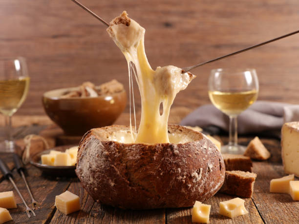 chleb z serowym fondue i kieliszkami wina - kociołek zdjęcia i obrazy z banku zdjęć