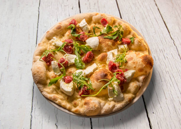 pizza con mozzarella e salame crudo - piedmont cheese homemade italy foto e immagini stock