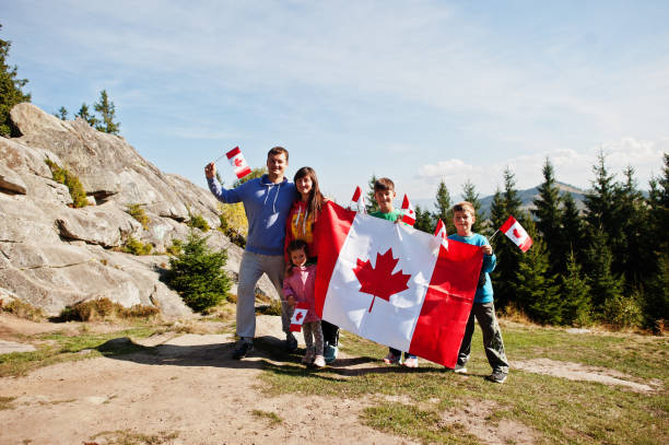 feliz dia do canadá. família com grande celebração da bandeira canadense nas montanhas. - 6 12 months - fotografias e filmes do acervo