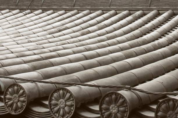 image de fond sépia du toit historique traditionnel coréen avec des tuiles asiatiques vintage. texture de l’ancienne surface du toit de tuiles coréennes traditionnelles avec des détails. - korean culture photos et images de collection