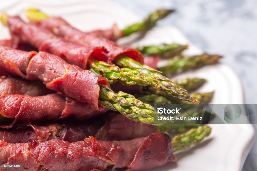 Grillattua parsaa pekonilla (turkkilainen nimi; Pastirmali kuskonmaz ızgara) - Rojaltivapaa avainsanalla Alkuruoka ja tyyppiä Kuvapankin valokuva Grillattua parsaa pekonilla (turkkilainen nimi; Pastirmali kuskonmaz ızgara) - Rojaltivapaa avainsanalla Alkuruoka ja tyyppiä Kuvapankin valokuva