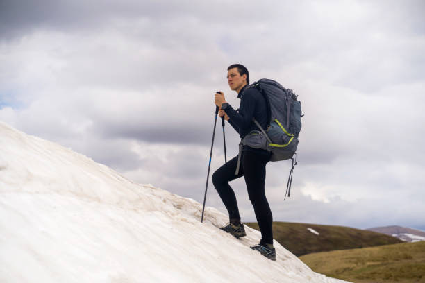 the traveler is engaged in extreme sports, - on top of mountain peak success cold imagens e fotografias de stock