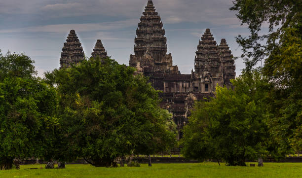 ankor wat al anochecer - ankor fotografías e imágenes de stock