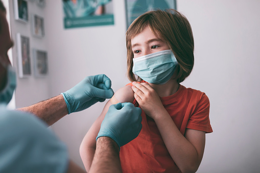 Poner yeso a un niño después de la vacunación photo