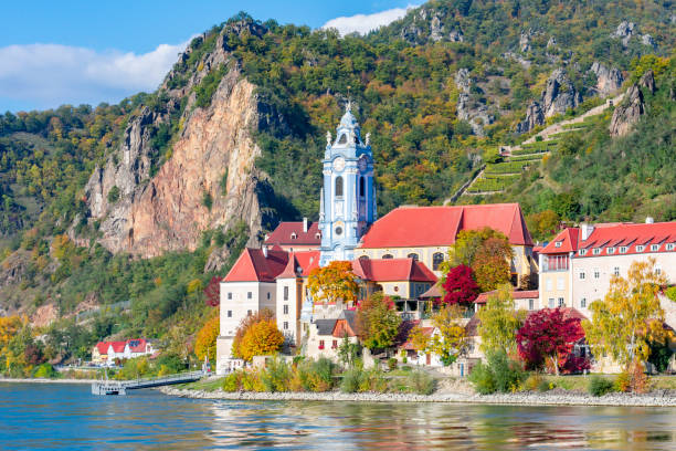オーストリア、秋のワッハウ渓谷のドゥルンシュタインの町 - danube river danube valley austria valley ストックフォトと画像