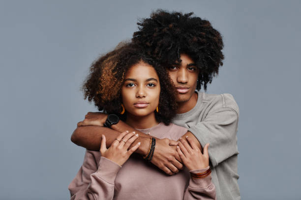 joven pareja afroamericana - bonding vertical men women fotografías e imágenes de stock