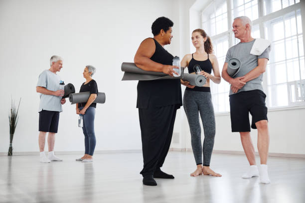 コーチとヨガについて話し合う先輩 - yoga class instructor yoga exercising ストックフォトと画像