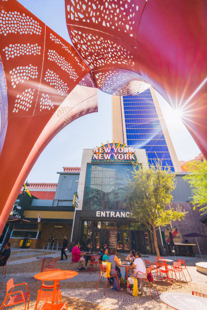 hello kitty cafe znajduje się w nowym jorku-new york hotel and casino w centrum las vegas strip. architektura, nowoczesny design, ludzie. - las vegas metropolitan area sign welcome to fabulous las vegas sign the las vegas strip zdjęcia i obrazy z banku zdjęć