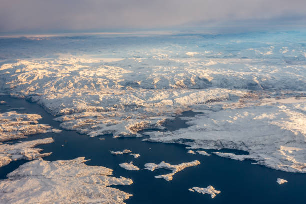 calota de gelo da groenlândia com montanhas congeladas e vista aérea de fiorde, perto de nuuk, groenlândia - greenland - fotografias e filmes do acervo