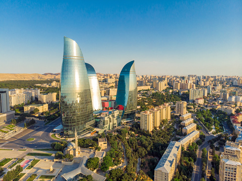 Bakú, centro de la ciudad de Azerbaiyán y vista de las torres de la llama en verano photo
