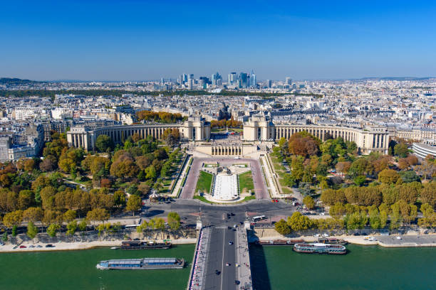 widok z lotu ptaka na palais de chaillot, sekwanę i panoramę paryża z wieży eiffla, paryż, francja, europa - palais de chaillot zdjęcia i obrazy z banku zdjęć