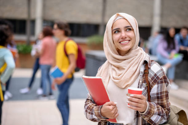 troskliwa muzułmańska studentka uśmiechnięta w college'u - islam student women multi ethnic group zdjęcia i obrazy z banku zdjęć