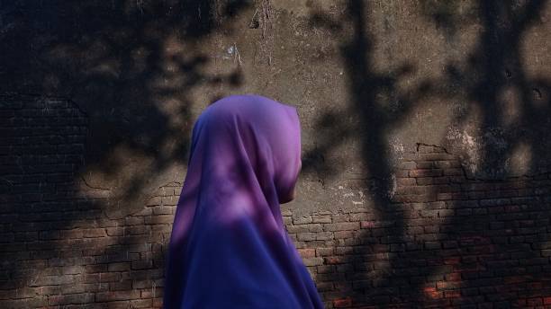 moslem woman silhouette in old vintage brick wall background - jihad imagens e fotografias de stock